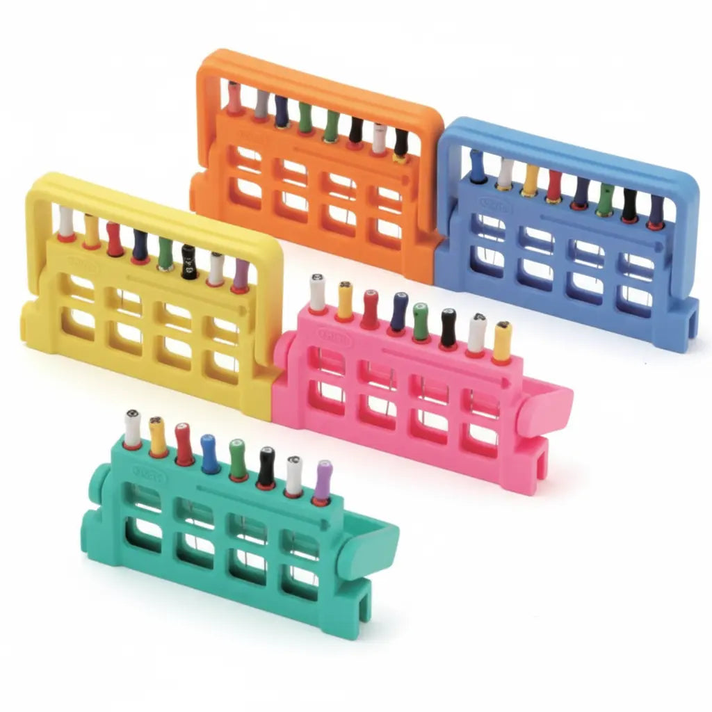 Autoclavable endodontic file holder with 8 slots, locking lid and integrated ruler for dental instrument organisation and sterilisation