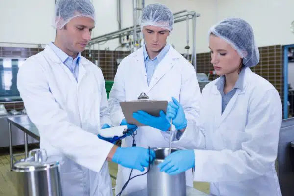 Blue nitrile gloves packaging comes 100 pieces per box and 10 boxes per carton, ideal for clinics and bulk buyers